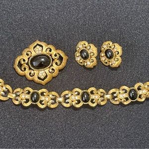 Rare Vintage Crown Trifari Jewelry Set. Goldtone w Black Cabachon & Rhinestone.